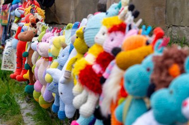 Mtskheta, Georgia - 10 Mayıs 2025: Mtskheta sokak fuarında satılık oyuncak bebekler sergilendi. Seyahat