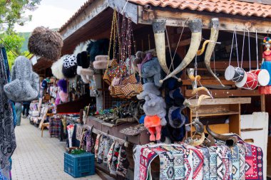 Mtskheta, Georgia - 10 Mayıs 2025: Mtskheta 'nın merkezindeki açık hava pazarı. Seyahat