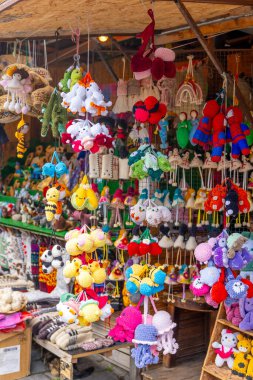 Mtskheta, Georgia - 10 Mayıs 2025: Mtskheta sokak fuarında satılık oyuncak bebekler sergilendi. Seyahat