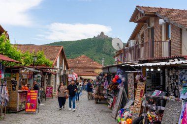 Mtskheta, Georgia - 10 Mayıs 2025: Mtskheta 'nın merkezindeki açık hava pazarı. Seyahat