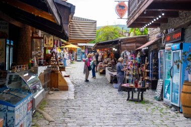 Mtskheta, Georgia - 10 Mayıs 2025: Mtskheta 'nın merkezindeki açık hava pazarı. Seyahat