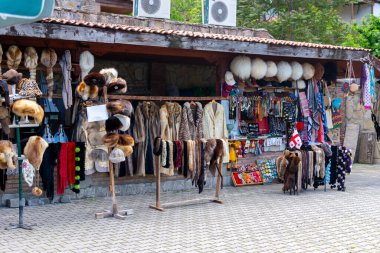 Mtskheta, Georgia - 10 Mayıs 2025: Mtskheta 'nın merkezindeki açık hava pazarı. Seyahat