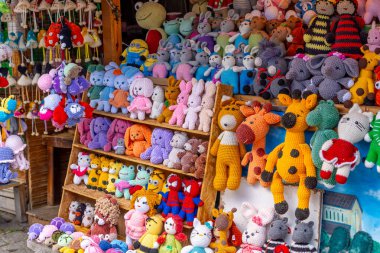 Mtskheta, Georgia - 10 Mayıs 2025: Mtskheta sokak fuarında satılık oyuncak bebekler sergilendi. Seyahat