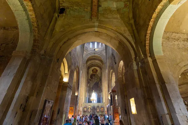 Mtskheta, Gürcistan - 10 Mayıs 2025: Gürcistan 'ın tarihi kenti Mtskheta' da yer alan Svetitskhoveli Ortodoks Hıristiyan Katedrali