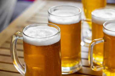 Masadaki bardakta bir bardak light bira. Alkol.