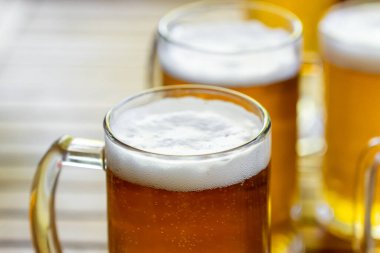 Masadaki bardakta bir bardak light bira. Alkol.