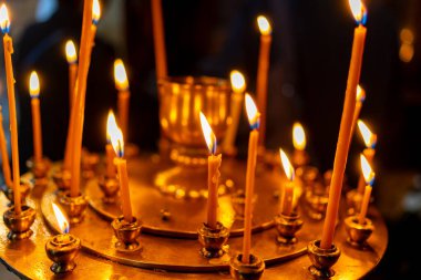 Mumlar. Kilise mumları özel bir stantta yakıldı. Din