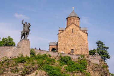 Tiflis, Gürcistan - 17 Mayıs 2025: Metekhi Kilisesi ve Tiflis 'teki Vakhtang Gorgasali anıtı, seyahat