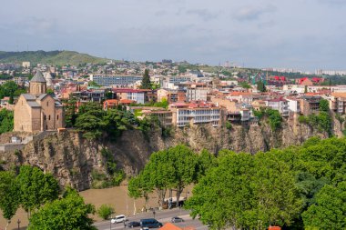 Tiflis, Gürcistan - 17 Mayıs 2025: Metekhi Kilisesi ve Sameba veya Kutsal Üçlü Katedrali. Seyahat