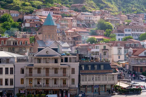 Tiflis, Gürcistan - 17 Mayıs 2025: Eski Tiflis, Abanotubani 'nin güzel manzarası. Seyahat