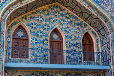 Tiflis 'in eski semti Abanotubani' de mozaik süslemeli mavi bir hamam. Kültür