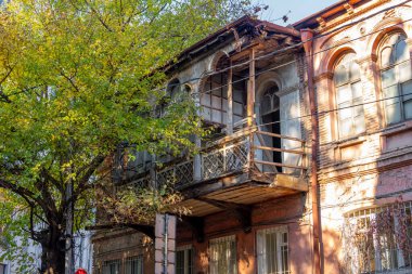 Karakteristik balkonları olan yaşlı Tiflis. Tiflis 'te renkli bir sonbahar. Seyahat