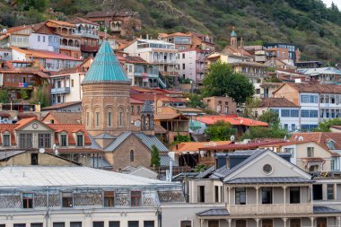 Tiflis, Gürcistan - 26 Ekim 2024: Eski Tiflis, Abanotubani 'nin güzel manzarası. Seyahat
