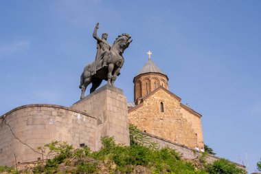 Tiflis, Gürcistan - 17 Mayıs 2025: Metekhi Kilisesi ve Tiflis 'teki Vakhtang Gorgasali anıtı, seyahat