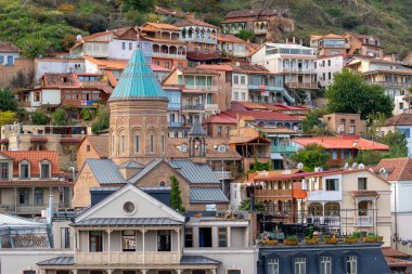Tiflis, Gürcistan - 26 Ekim 2024: Eski Tiflis, Abanotubani 'nin güzel manzarası. Seyahat