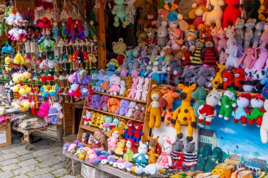 Mtskheta, Georgia - 10 Mayıs 2025: Mtskheta sokak fuarında satılık oyuncak bebekler sergilendi. Seyahat