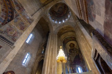 Gürcistan 'ın tarihi Mtskheta kasabasındaki Svetitskhoveli Ortodoks Hıristiyan Katedrali' nin içi. Din