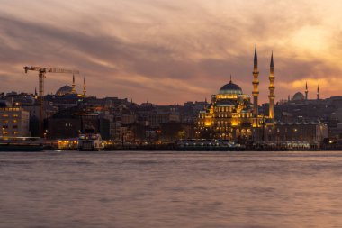 Günbatımında Boğaz 'daki Yeni Cami. İstanbul manzarası çok güzel. Seyahat