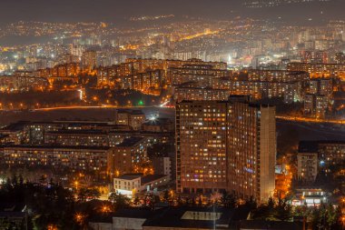 Geceleri eski Sovyet yerleşim bölgesi Gldani. Tiflis, şehir manzarası