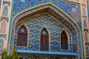 Tiflis 'in eski semti Abanotubani' de mozaik süslemeli mavi bir hamam. Kültür