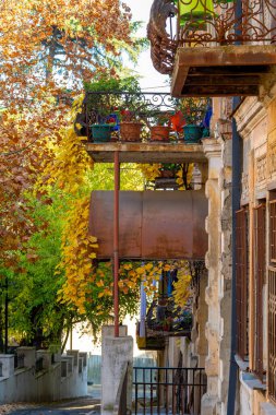 Karakteristik balkonları olan yaşlı Tiflis. Tiflis 'te renkli bir sonbahar. Seyahat