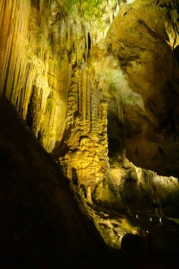Kutaisi, Imereti, Gürcistan yakınlarındaki Sataplia doğa rezervindeki mağara. Seyahat
