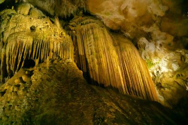 Kutaisi, Imereti, Gürcistan yakınlarındaki Sataplia doğa rezervindeki mağara. Seyahat