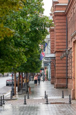 Tiflis, Gürcistan - 11 Ağustos 2024: Agmashenebeli Bulvarı tarihi Tiflis kentinin ana caddelerinden biridir. Seyahat