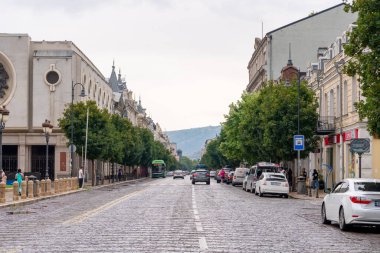 Tiflis, Gürcistan - 11 Ağustos 2024: Agmashenebeli Bulvarı tarihi Tiflis kentinin ana caddelerinden biridir. Seyahat