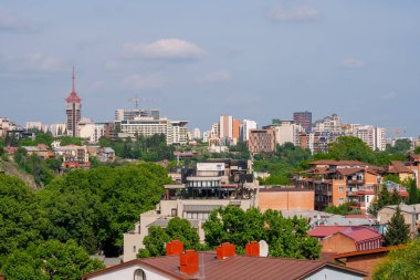 Tiflis, Gürcistan - 17 Mayıs 2025: Narikala Kalesi 'nden Tiflis' in güzel manzarası. Seyahat