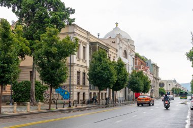 Tiflis, Gürcistan - 11 Ağustos 2024: Agmashenebeli Bulvarı tarihi Tiflis kentinin ana caddelerinden biridir. Seyahat