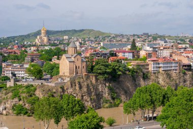 Tiflis, Gürcistan - 17 Mayıs 2025: Metekhi Kilisesi ve Sameba veya Kutsal Üçlü Katedrali. Seyahat