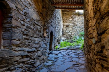 Dağ köyü Shatili 'deki eski kalenin iç kısmı, ortaçağ şatosunun kalıntıları. Khevsureti, Gürcistan. Seyahat