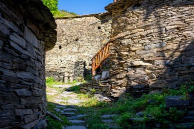Dağ köyü Shatili 'deki eski kalenin iç kısmı, ortaçağ şatosunun kalıntıları. Khevsureti, Gürcistan. Seyahat