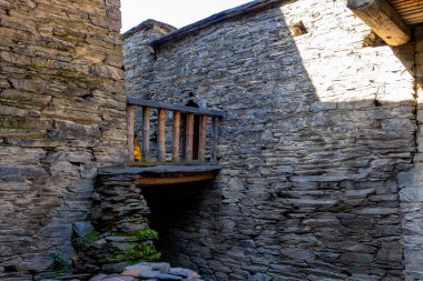 Dağ köyü Shatili 'deki eski kalenin iç kısmı, ortaçağ şatosunun kalıntıları. Khevsureti, Gürcistan. Seyahat