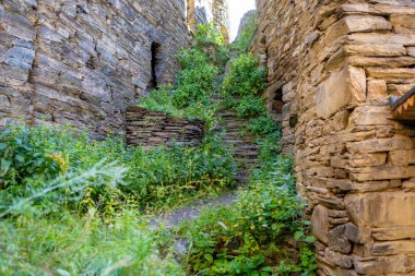 Dağ köyü Shatili 'deki eski kalenin iç kısmı, ortaçağ şatosunun kalıntıları. Khevsureti, Gürcistan. Seyahat