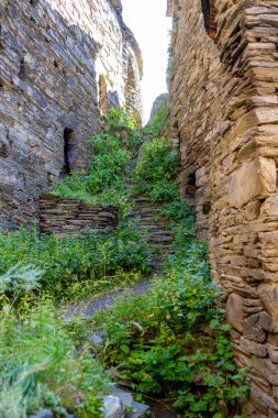 Dağ köyü Shatili 'deki eski kalenin iç kısmı, ortaçağ şatosunun kalıntıları. Khevsureti, Gürcistan. Seyahat