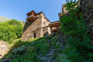 Dağ köyü Shatili 'deki eski kale, ortaçağ şatosunun kalıntıları. Khevsureti, Gürcistan. Seyahat