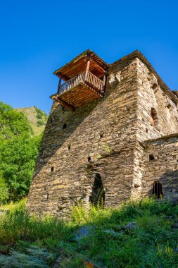 Dağ köyü Shatili 'deki eski kale, ortaçağ şatosunun kalıntıları. Khevsureti, Gürcistan. Seyahat