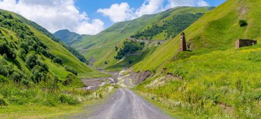 Lebaiskari 'nin ortaçağ kalesi. Yukarı Khevsureti, Gürcistan 'daki eski taş kule. seyahat