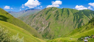 Ardot, Gürcistan 'ın Khevsureti dağlarında antik bir köy. Seyahat