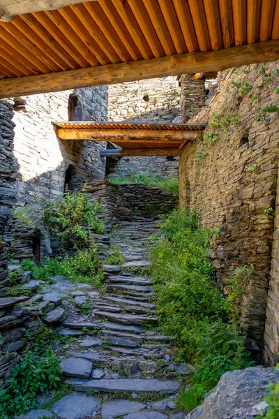 Dağ köyü Shatili 'deki eski kalenin iç kısmı, ortaçağ şatosunun kalıntıları. Khevsureti, Gürcistan. Seyahat