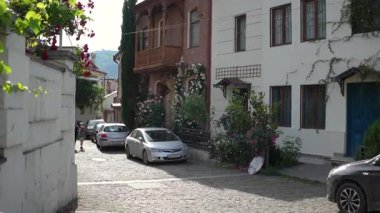 Tiflis, Gürcistan - 17 Mayıs 2025: Tiflis 'in eski kasabasının sokaklarında gezinmek. Seyahat