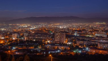 Geceleri eski Sovyet yerleşim bölgesi Gldani. Tiflis, şehir manzarası
