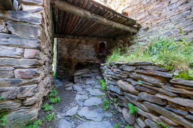 Dağ köyü Shatili 'deki eski kalenin iç kısmı, ortaçağ şatosunun kalıntıları. Khevsureti, Gürcistan. Seyahat