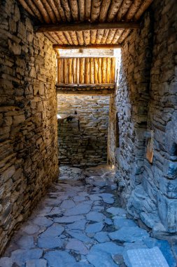 Dağ köyü Shatili 'deki eski kalenin iç kısmı, ortaçağ şatosunun kalıntıları. Khevsureti, Gürcistan. Seyahat