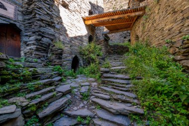 Dağ köyü Shatili 'deki eski kalenin iç kısmı, ortaçağ şatosunun kalıntıları. Khevsureti, Gürcistan. Seyahat