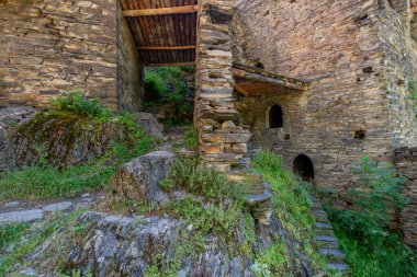 Dağ köyü Shatili 'deki eski kalenin iç kısmı, ortaçağ şatosunun kalıntıları. Khevsureti, Gürcistan. Seyahat