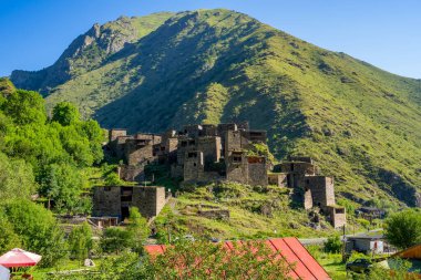 Dağ köyü Shatili 'deki eski kale, ortaçağ şatosunun kalıntıları. Khevsureti, Gürcistan. Seyahat