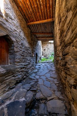 Dağ köyü Shatili 'deki eski kalenin iç kısmı, ortaçağ şatosunun kalıntıları. Khevsureti, Gürcistan. Seyahat